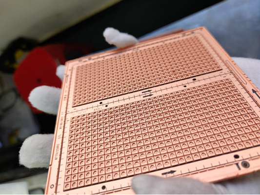 kaufen Hohe Präzisions-Laser-direkte Druck-Maschine mit 405 Nm/25-50 W für Seriennummer online manufacture